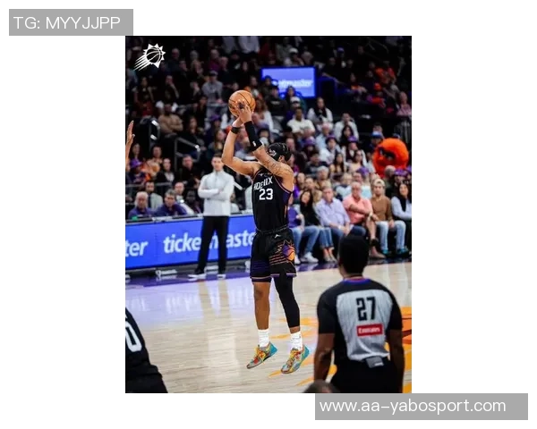 布克表现惊艳第三节独得16分全场砍下33分5板7助助球队取胜